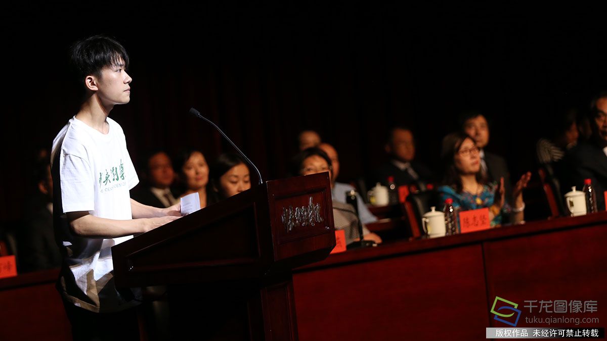 中戏举行开学典礼 易烊千玺作为新生代表发言