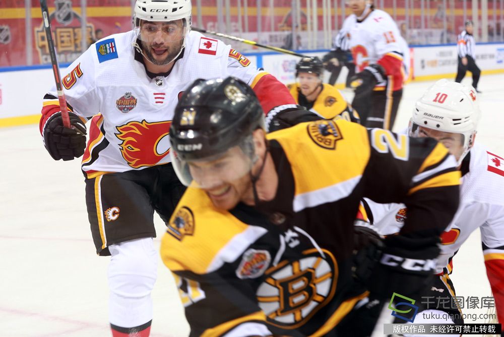 9月19日，2018年NHL中国赛北京站在五棵松体育馆迎来了收官之战。图为比赛现场。千龙网 张龙 摄