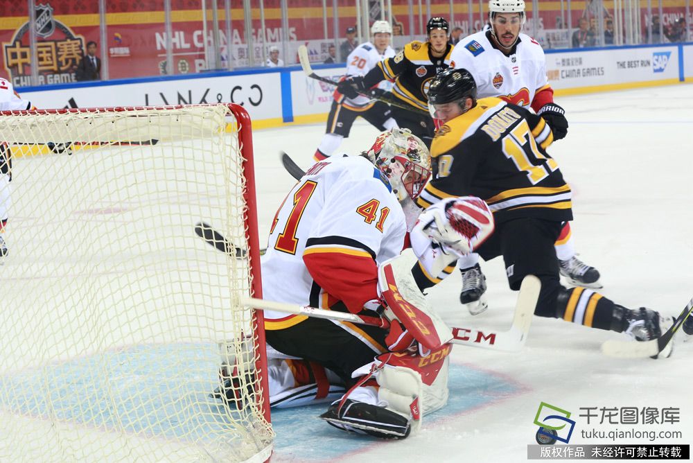 9月19日，2018年NHL中国赛北京站在五棵松体育馆迎来了收官之战。图为比赛现场。千龙网 张龙 摄