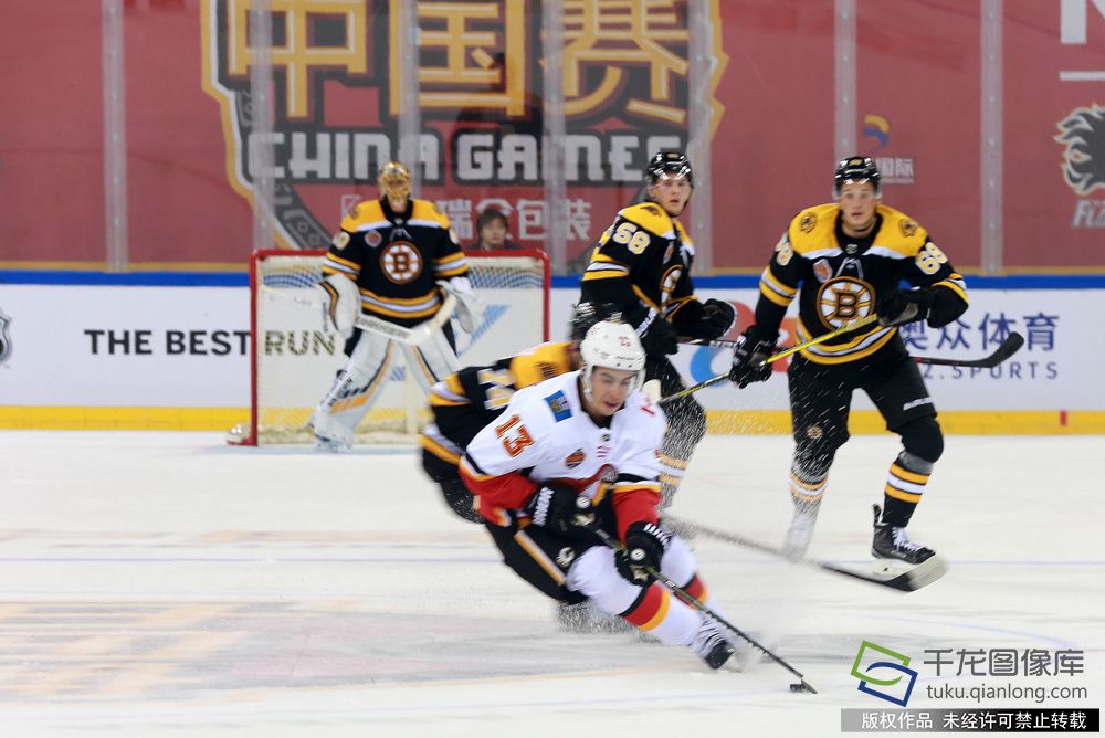 9月19日,2018年NHL中国赛北京站在五棵松体育馆迎来了收官之战。图为比赛现场。千龙网 张龙 摄