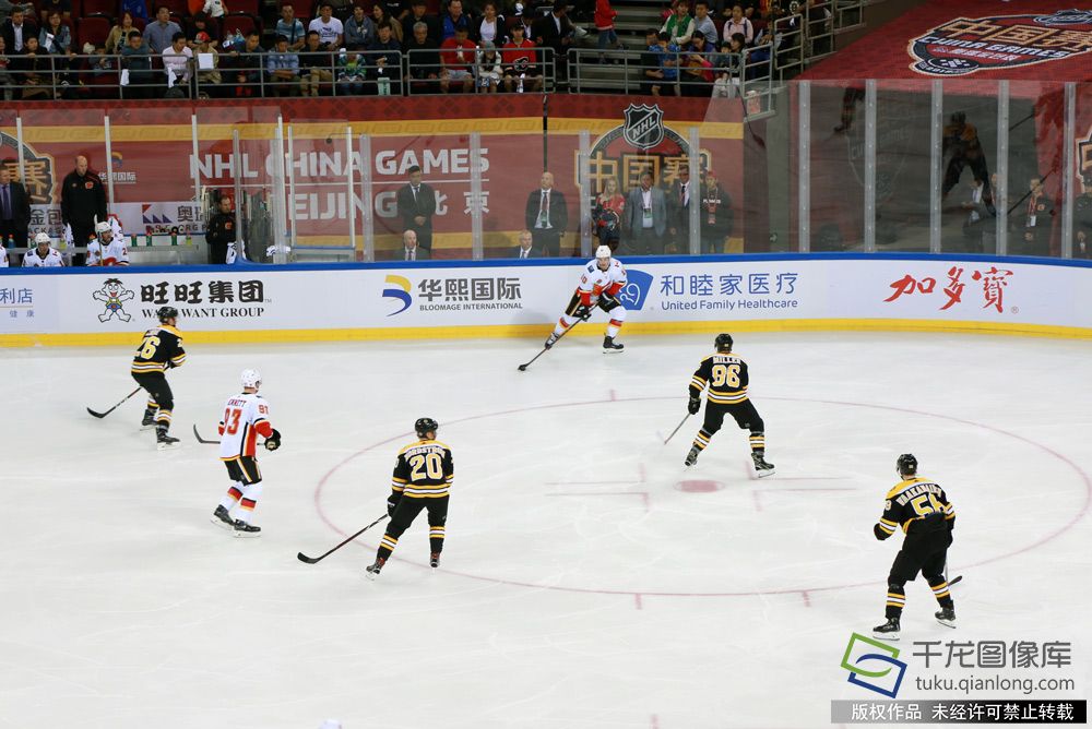 9月19日,2018年NHL中国赛北京站在五棵松体育馆迎来了收官之战。图为比赛现场。千龙网 张龙 摄
