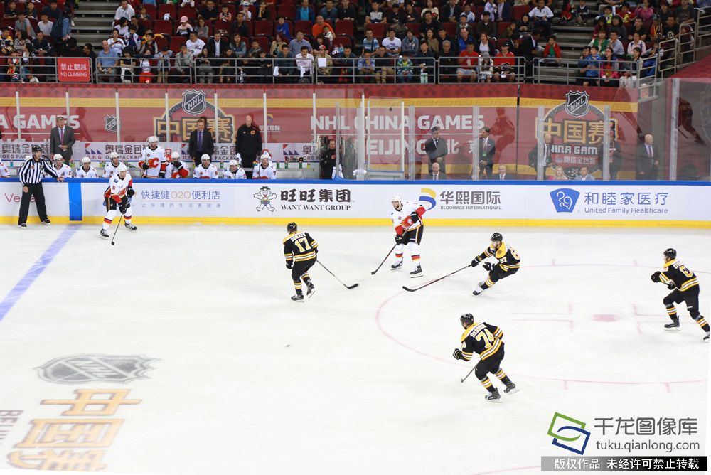 9月19日,2018年NHL中国赛北京站在五棵松体育馆迎来了收官之战。图为比赛现场。千龙网 张龙 摄