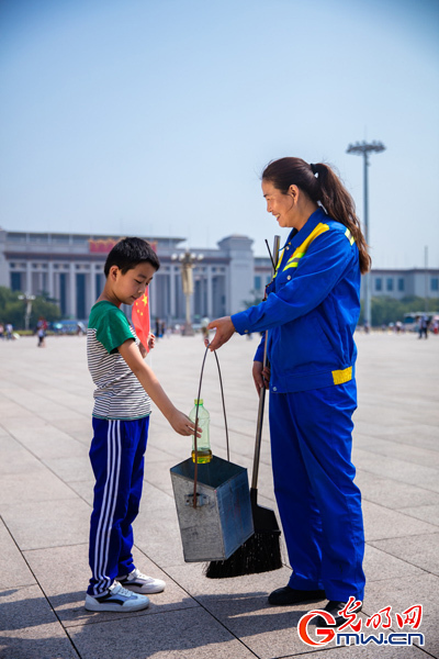【中国梦•践行者】这样一群早出晚归的“马路天使”,扮靓天安门广场迎国庆丨动图 【中国梦•践行者】这样一群早出晚归的“马路天使”,扮靓天安门广场迎国庆丨动图