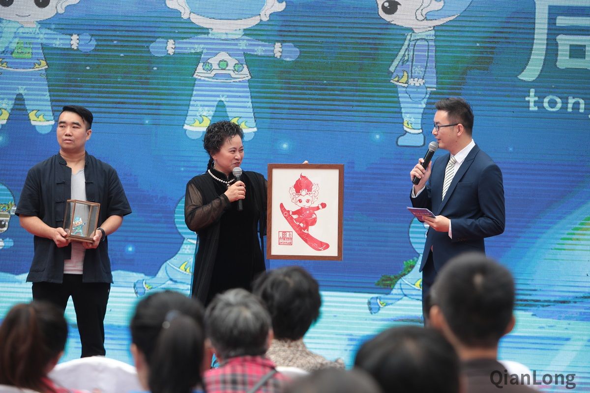 为了喜迎冬奥的主题，本届文体节对去年发布的吉祥物“同同”进行了全新换装。在保持其主打元素不变的情况下，整体替换为以蓝白为主色调的服装，并设计了滑雪、冰壶、花样滑冰等整套形象。