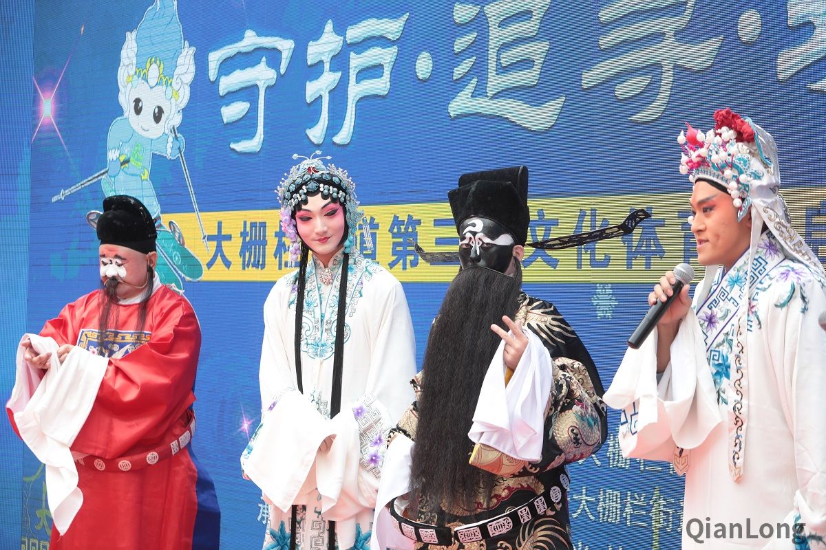 为了展现大栅栏地区多种多样的文化品类，号召更多人参与到文化保护、传承的队伍中来，启动仪式现场还邀请了青年京剧演员团队进行京剧快闪表演，向大家介绍京剧的传统行当。