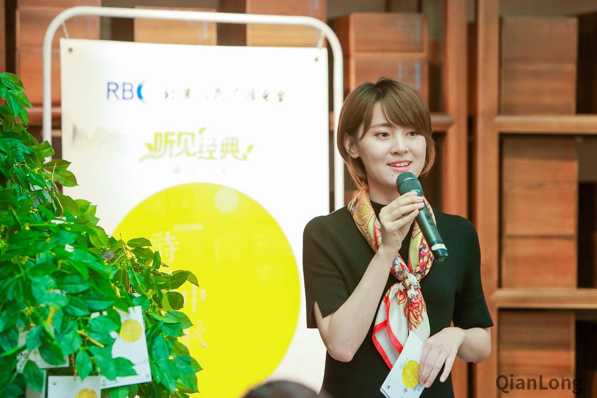 9月21日下午，北京电台《诵读小站》节目的数十名听众齐聚涵芬楼书店，与文化学者崔岱远、北京电台主持人尚远、靳桥一起共读经典名篇、共享民俗文化，以诵读沙龙形式共度诗意中秋。图为北京电台主持人靳桥。
