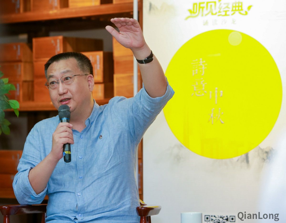 9月21日下午，北京电台《诵读小站》节目的数十名听众齐聚涵芬楼书店，与文化学者崔岱远、北京电台主持人尚远、靳桥一起共读经典名篇、共享民俗文化，以诵读沙龙形式共度诗意中秋。图为文化学者崔岱远。