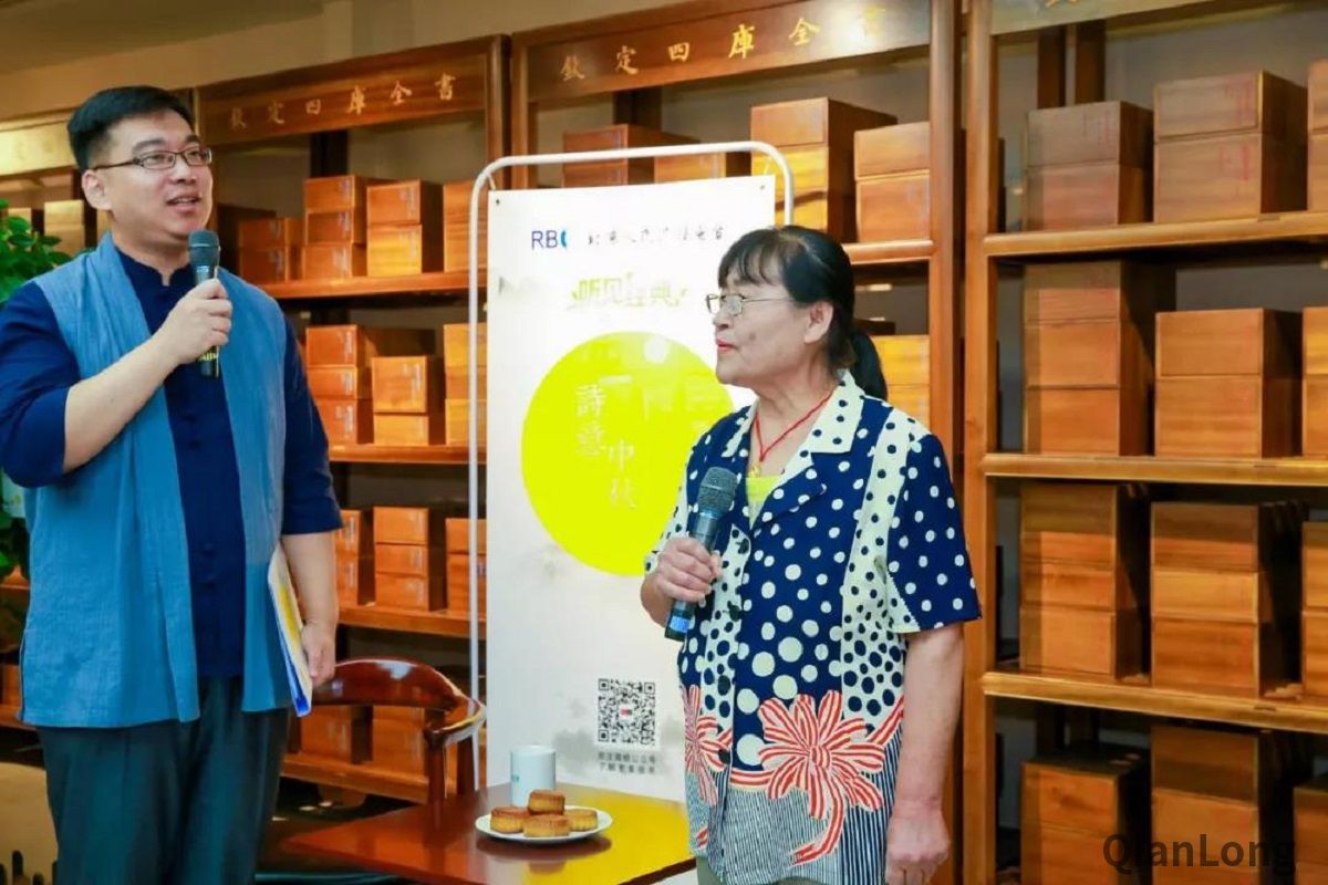 9月21日下午，北京电台《诵读小站》节目的数十名听众齐聚涵芬楼书店，与文化学者崔岱远、北京电台主持人尚远、靳桥一起共读经典名篇、共享民俗文化，以诵读沙龙形式共度诗意中秋。图为现场观众跟着尚远学习昆曲。