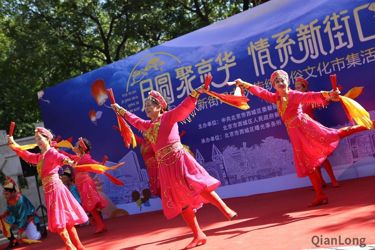 做月饼、画兔爷，美食美景传民俗，健步走、玩拼图，健康文化迎中秋。9月21日下午，新街口街道在官园公园举办了以“月满聚京华 情系新街口”为主题的中秋传统民俗文化市集活动，地区近百名居民在中秋来临之际，尽享团圆和美的文化佳节。01
