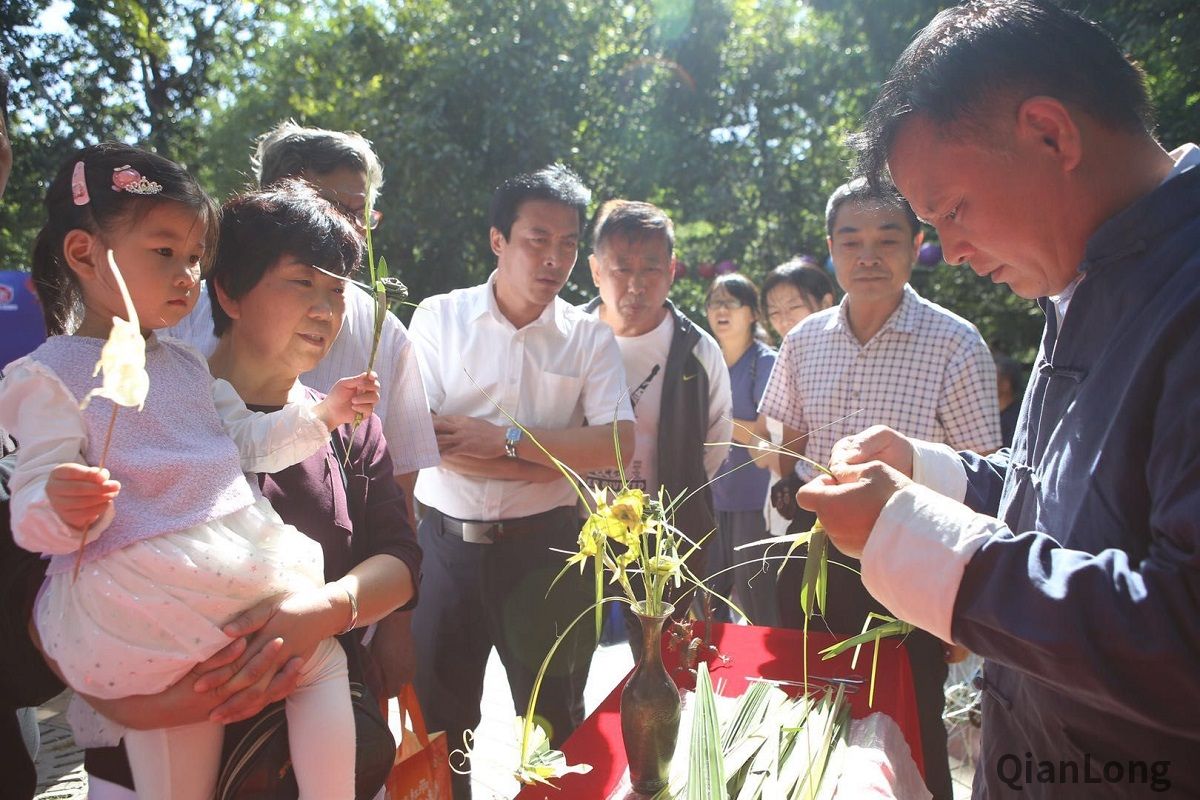 做月饼、画兔爷，美食美景传民俗，健步走、玩拼图，健康文化迎中秋。9月21日下午，新街口街道在官园公园举办了以“月满聚京华 情系新街口”为主题的中秋传统民俗文化市集活动，地区近百名居民在中秋来临之际，尽享团圆和美的文化佳节。2