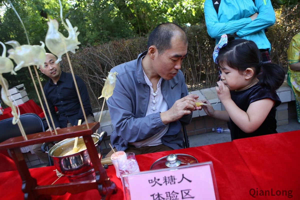 做月饼、画兔爷，美食美景传民俗，健步走、玩拼图，健康文化迎中秋。9月21日下午，新街口街道在官园公园举办了以“月满聚京华 情系新街口”为主题的中秋传统民俗文化市集活动，地区近百名居民在中秋来临之际，尽享团圆和美的文化佳节。3