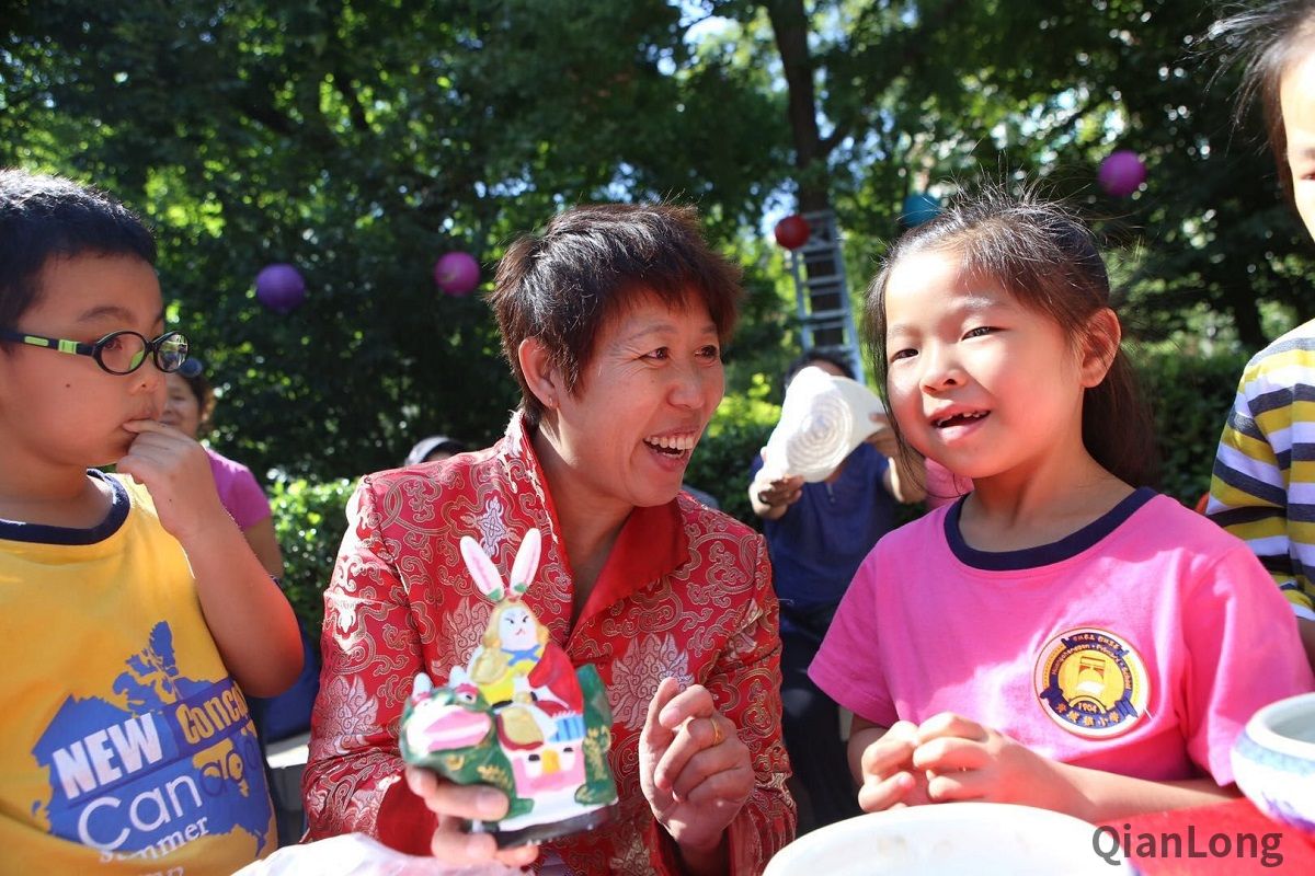 做月饼、画兔爷，美食美景传民俗，健步走、玩拼图，健康文化迎中秋。9月21日下午，新街口街道在官园公园举办了以“月满聚京华 情系新街口”为主题的中秋传统民俗文化市集活动，地区近百名居民在中秋来临之际，尽享团圆和美的文化佳节。4