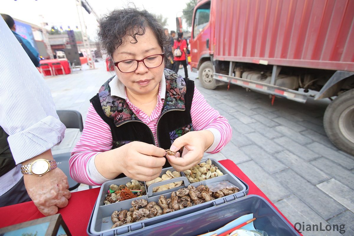 小时不识月,呼作白玉盘。又疑瑶台镜,飞在青云端。中秋赏月共庆佳节是从孩提时代起就难忘的记忆,如今一年一度的中秋节又要来临,9月20日,在什刹海畔,一场名为“月圆中秋夜 情系什刹海”的中秋赏月文化活动在恭王府隆重举办。7