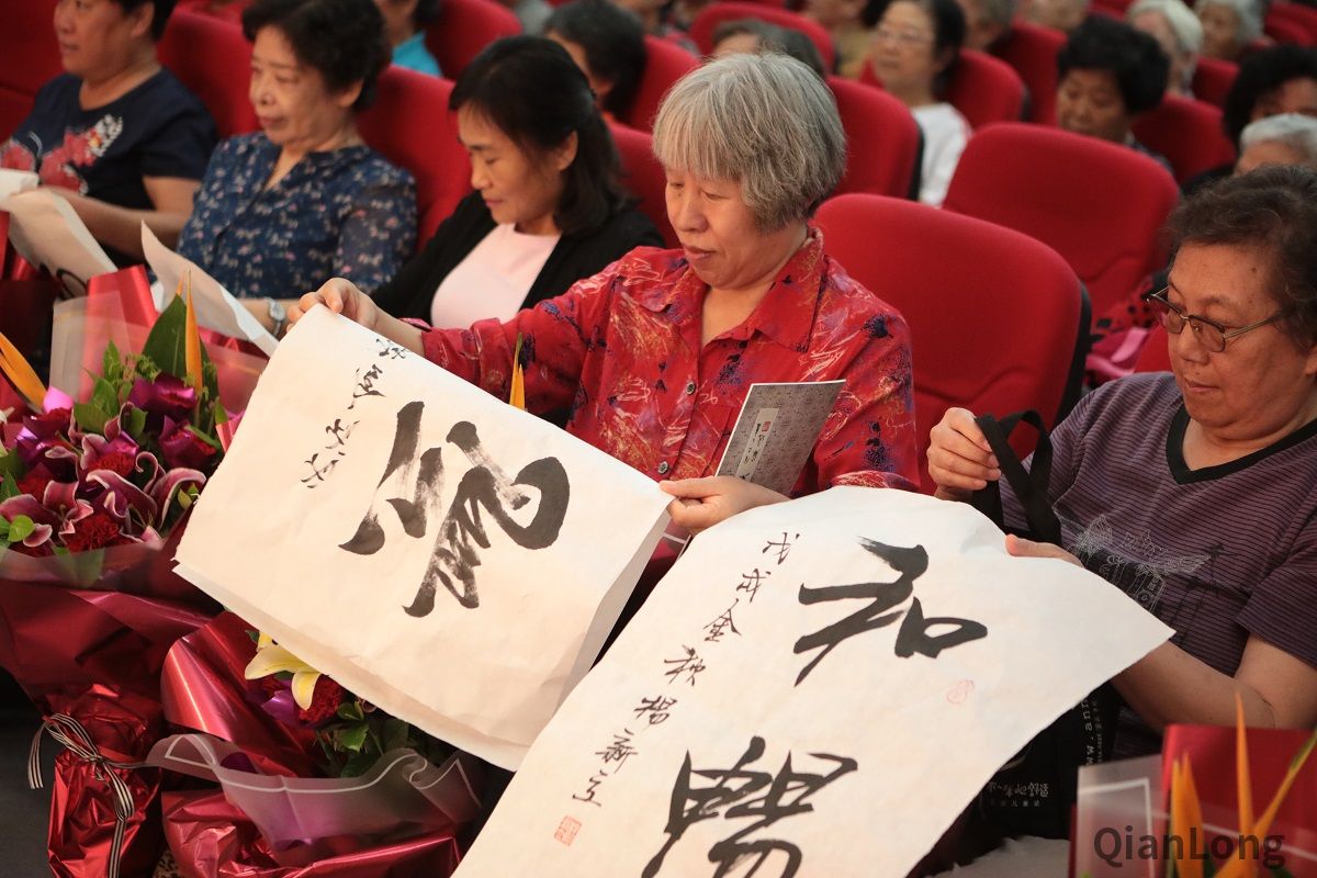 民俗绝活、诗朗诵、京韵大鼓、快板表演……9月20日，为弘扬传统文化习俗，迎接“中秋、国庆”双节到来，天桥街道禄长街社区在中国盲文图书馆举办了以天桥民俗为主的“庆中秋迎国庆”文艺演出，活动现场热闹非凡，吸引了很多社区居民前来观看。3