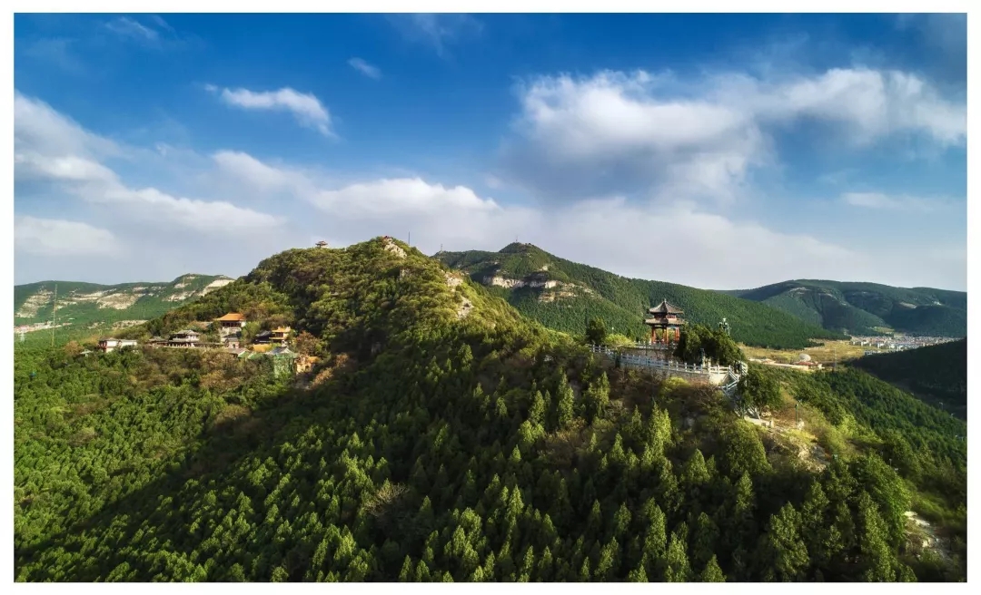 千佛山是济南市区内最方便游玩的山。可不要以为千佛山只有佛哦~ 登山的景色很适合拍大片,山顶更是可以俯瞰整个济南城。 站在千佛山山顶,无论何时,拍出来的照片都是十分的震撼! 小贴士 门票:千佛山门票30元。 地址:济南市历下区经十一路18号 宽厚里 宽厚里原为宽厚所街,宽厚所街前身为“王府南街”,或称“南王府街”,因北侧建有东、西小王府而得名。早期记载此街街名的清乾隆版《历城县志·地域考一》中记为“宽后所街”,光绪时期《
