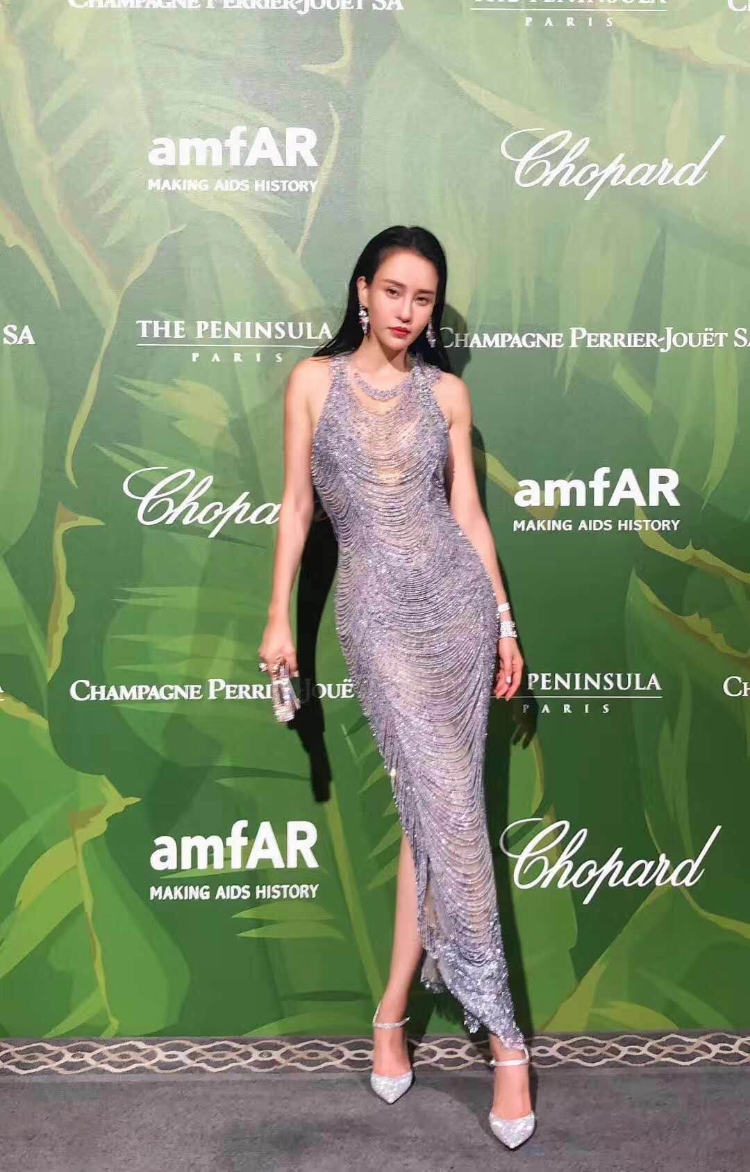 “时尚打女”母其弥雅走红欧洲 代言赫本、梦露钟爱名品