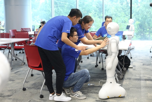 299元“手搓”机器人！海淀这家企业带中小学生玩AI(图1)