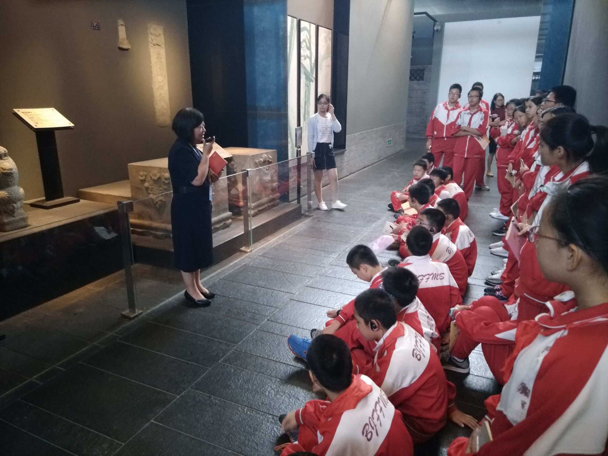 北京市第四十四中学师生参观首都博物馆