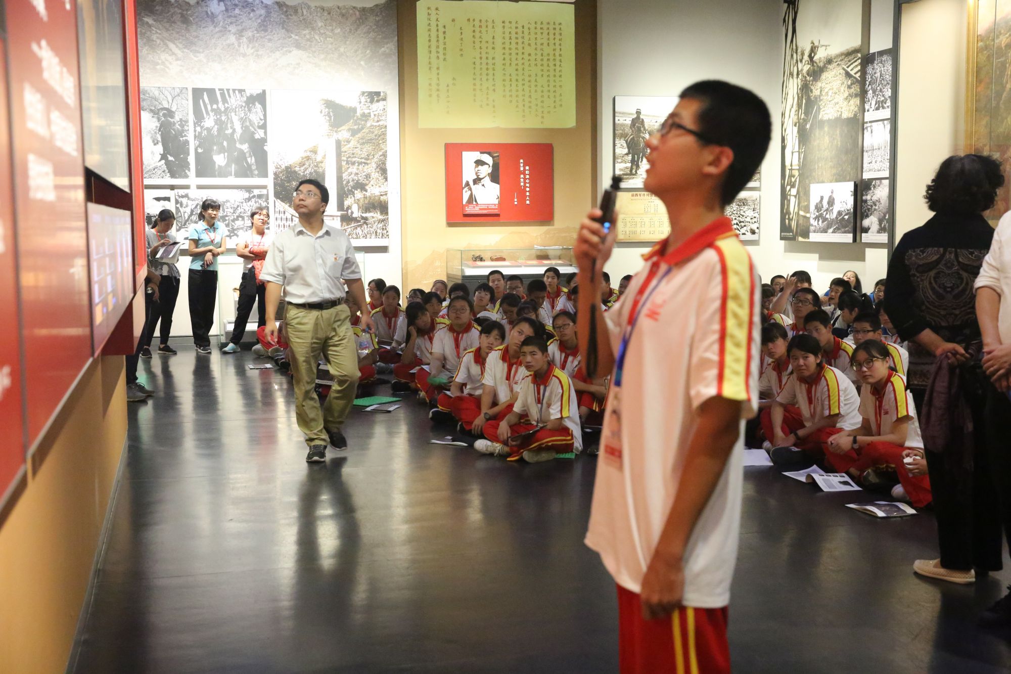 桥梓中学参观抗日战争纪念馆