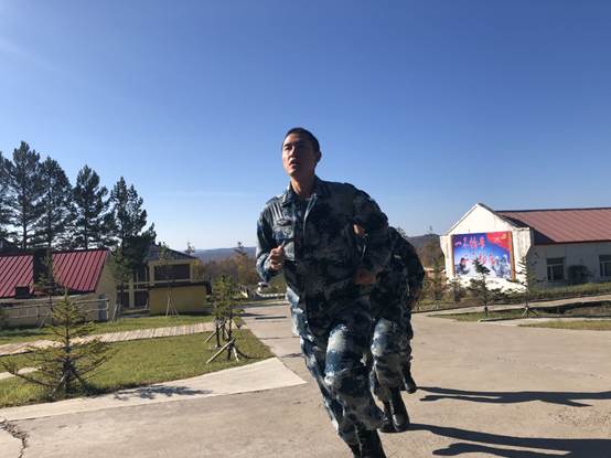 戍长空青春担使命,战北疆冰雪铸忠诚,冷月边