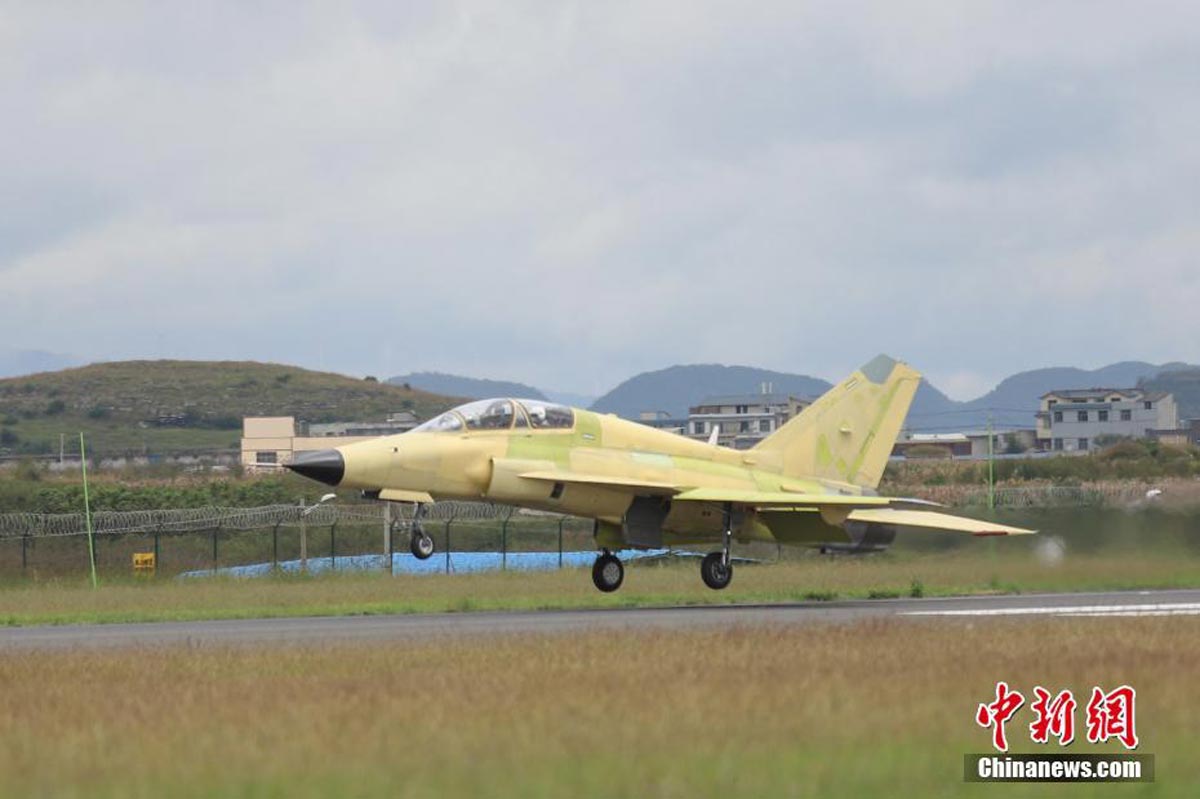 我国自主研制FTC-2000G飞机首架机成功首飞