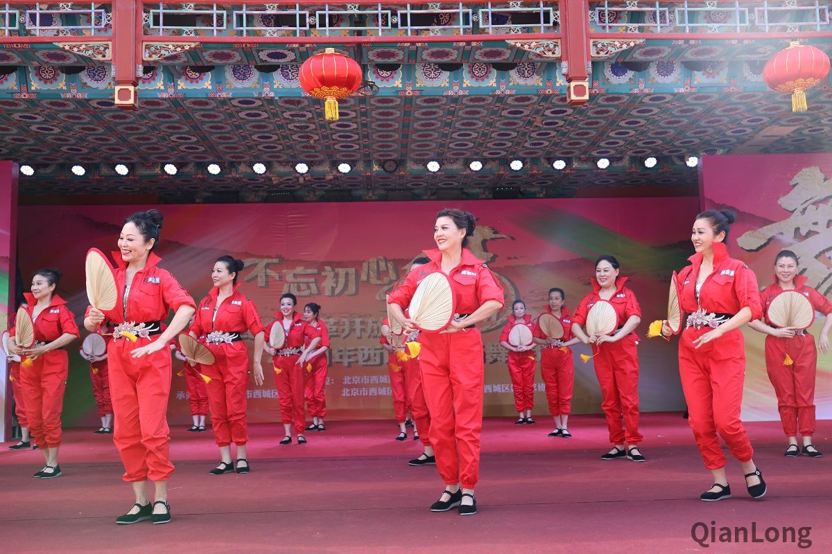为宣传党的十九大精神、庆祝改革开放40周年,同时为即将到来的国庆节献礼。西城区文化委员会于9月29日,在北京大观园举办“不忘初心 舞动西城”暨纪念改革开放40周年西城区广场舞展演活动。图为展演活动现场。1