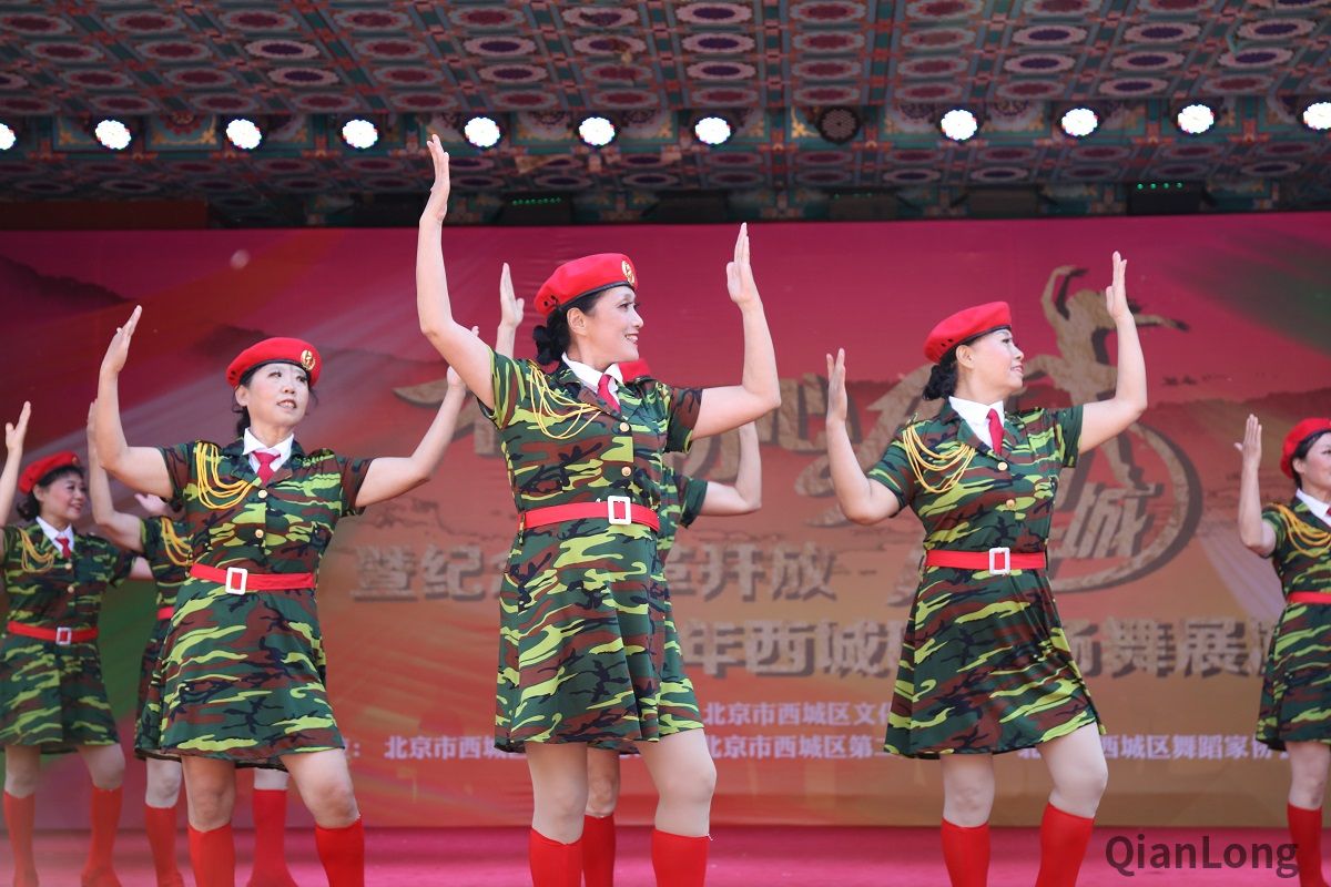 为宣传党的十九大精神、庆祝改革开放40周年，同时为即将到来的国庆节献礼。西城区文化委员会于9月29日，在北京大观园举办“不忘初心 舞动西城”暨纪念改革开放40周年西城区广场舞展演活动。图为展演活动现场。2