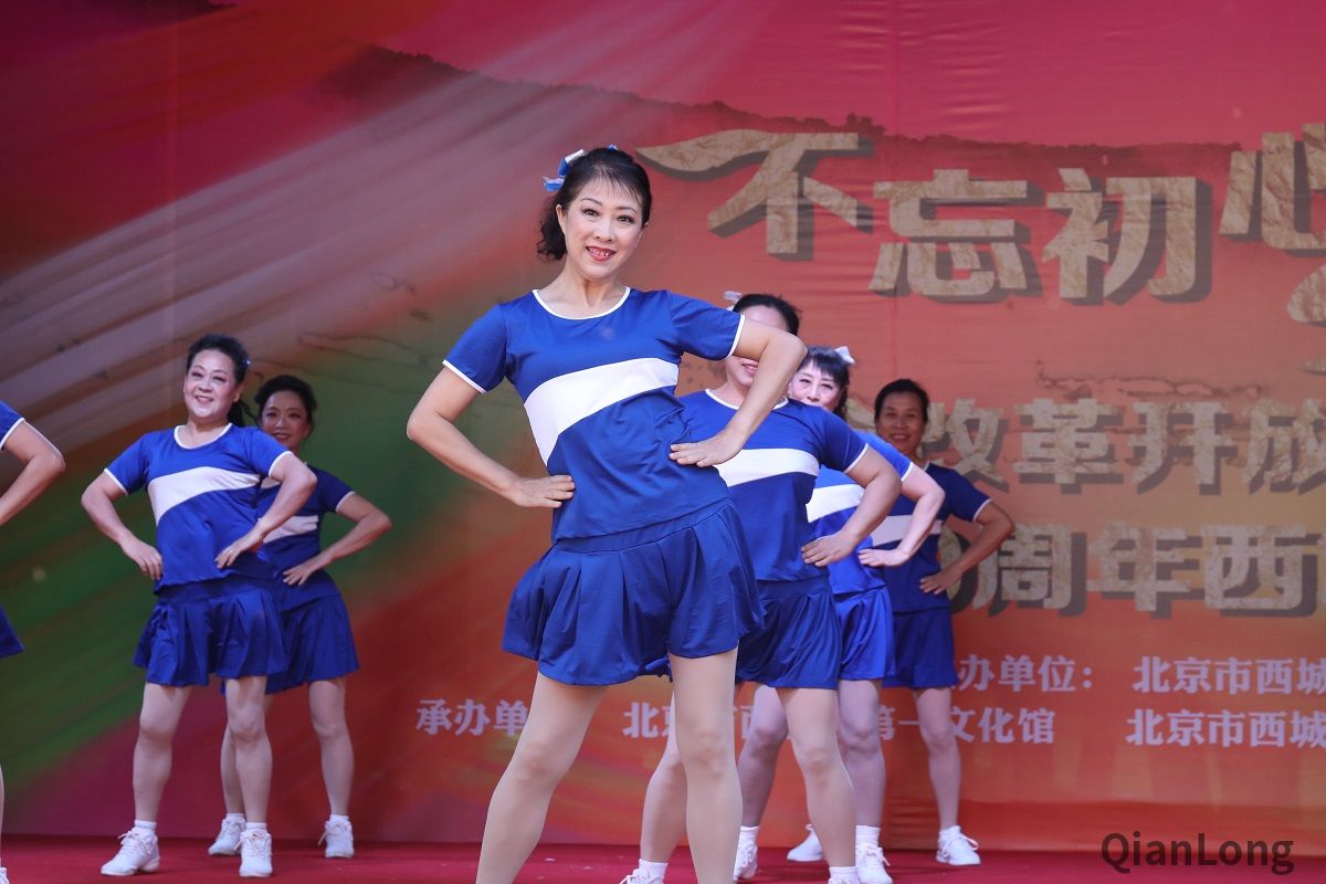 为宣传党的十九大精神、庆祝改革开放40周年，同时为即将到来的国庆节献礼。西城区文化委员会于9月29日，在北京大观园举办“不忘初心 舞动西城”暨纪念改革开放40周年西城区广场舞展演活动。图为展演活动现场。3