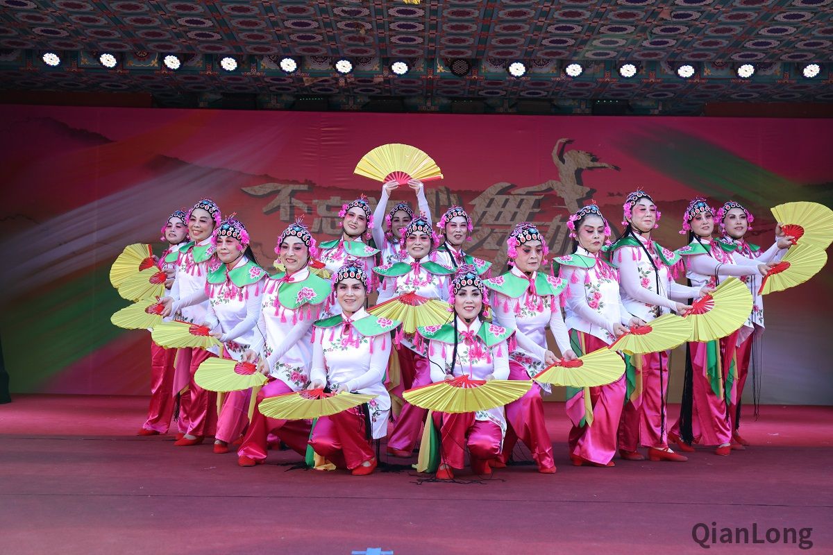 为宣传党的十九大精神、庆祝改革开放40周年，同时为即将到来的国庆节献礼。西城区文化委员会于9月29日，在北京大观园举办“不忘初心 舞动西城”暨纪念改革开放40周年西城区广场舞展演活动。图为展演活动现场。4