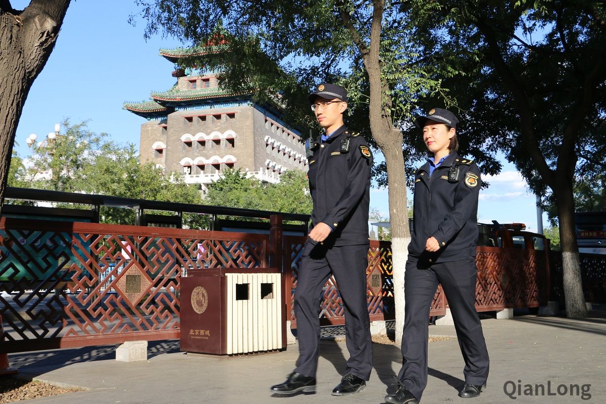 西城城管执法队员在繁华商业区巡查。图为大栅栏城管执法队队员在北京坊周边进行巡逻管控。