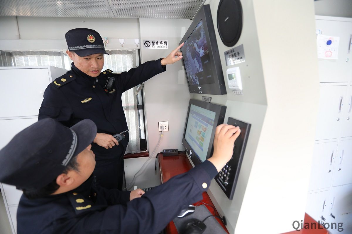 西城城管队员发挥“数字城管”优势，及时准确掌握街面环境秩序动态。图为西长安街第二城管执法队队员在西单商业街上的移动岗亭内监控街面秩序。