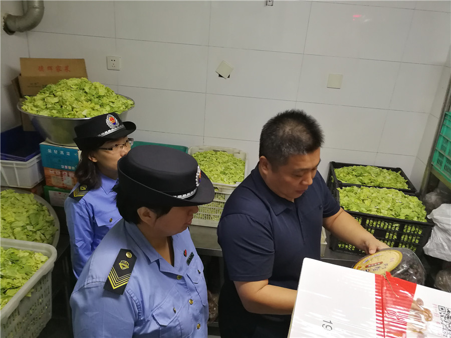 为保证文化周期间食品安全，10月1日至7日，丰台区食药监局执法人员驻守活动现场，开展监督检查