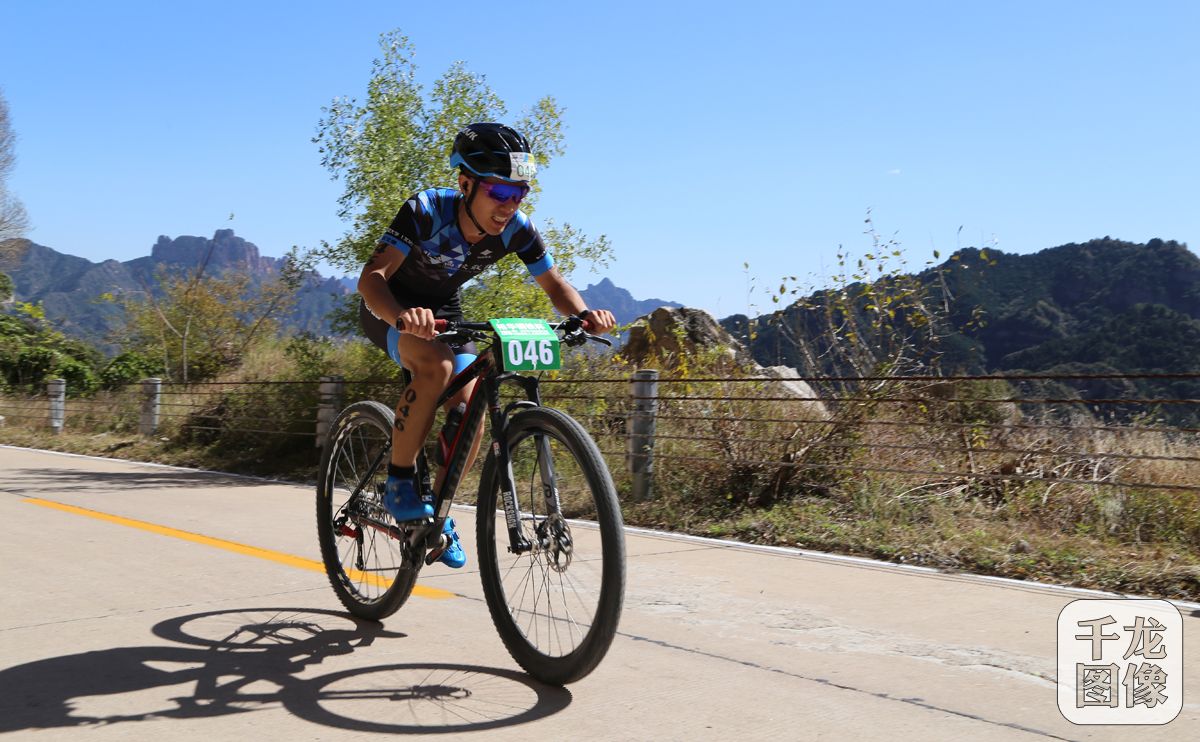 参赛选手自行车赛段奋力前行，冲向终点朝阳沟。李红星摄影