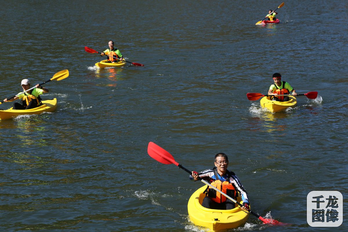 参赛选手皮划艇赛段，如离弦之箭冲向换项区。李红星摄影