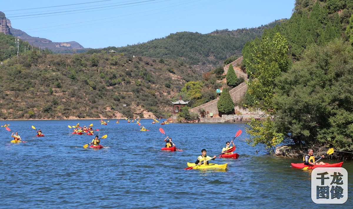 参赛选手皮划艇赛段,融入京娘湖山水画卷。李红星摄影