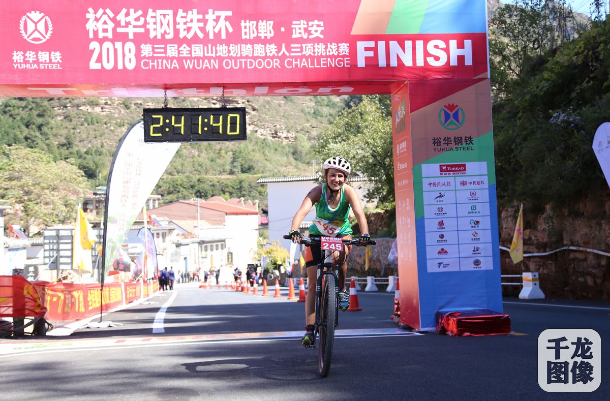 外国女选手olya冲过终点线。李红星摄影