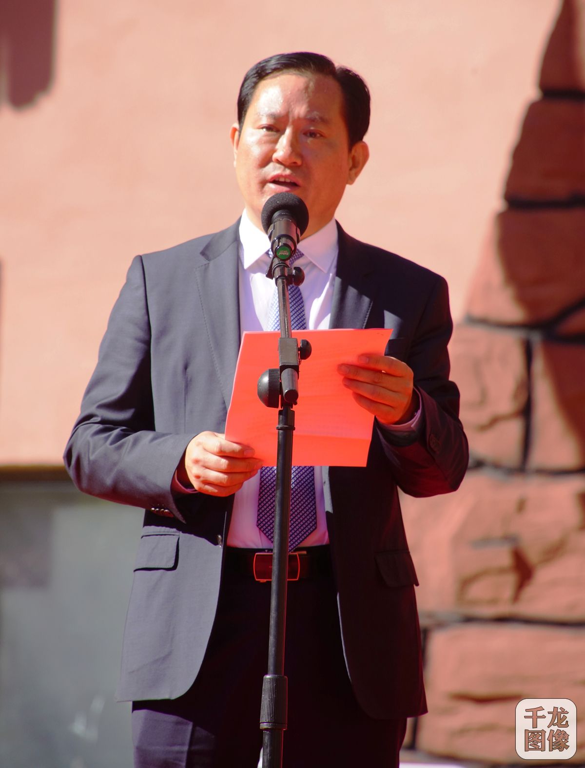 中共武安市委副书记、市长强延峰主持开幕式。江芳延摄影