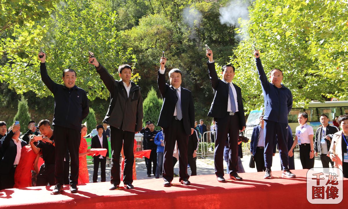 中共武安市委书记魏雪生（左三），邯郸市体育局党组书记、局长董保军（左二），中共武安市委副书记、市长强延峰（左四），武安市人大常委会主任邢乃玉（左一），武安市政协主席韩保魁（左五）为比赛鸣枪。李红星摄影