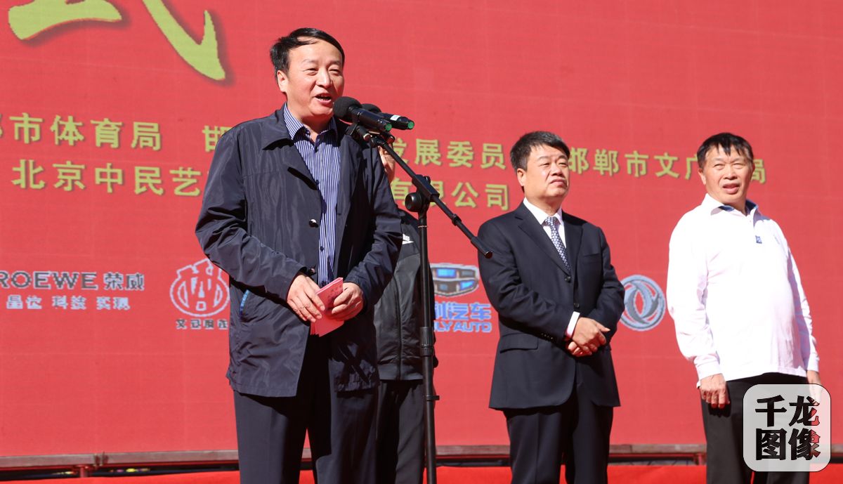 中国民族报社党委书记、社长张华志宣布比赛开始。李红星摄影