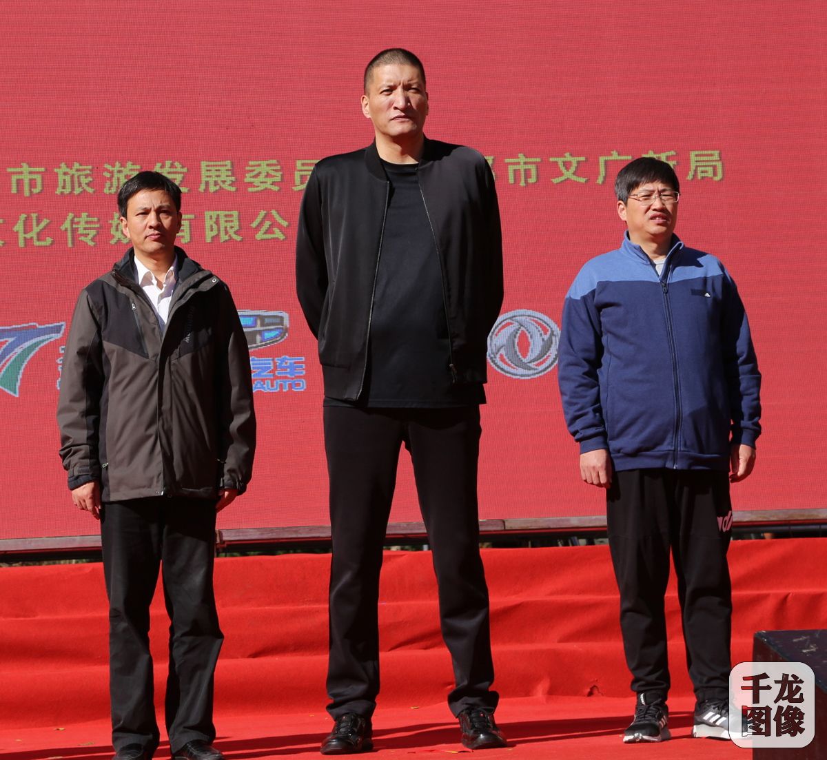 中国首个夺得NBA总冠军戒指的著名篮球运动员巴特尔（中）参加开幕式。李红星摄影