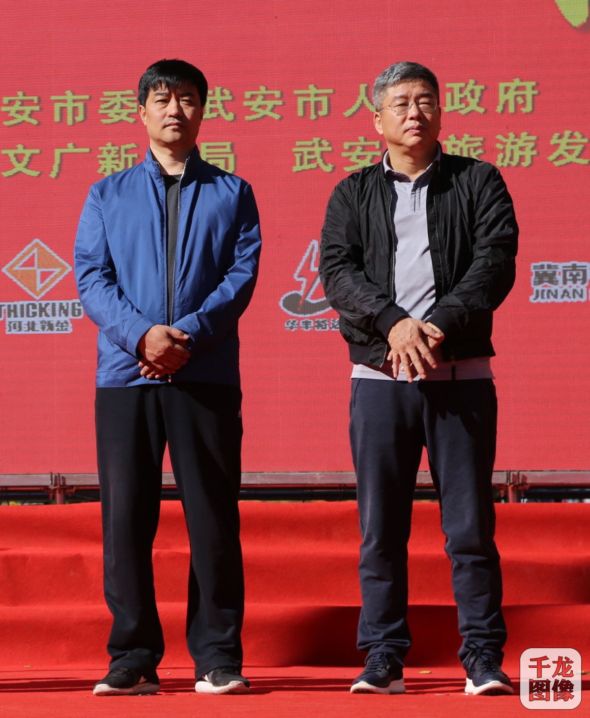 中国著名体育主持人刘建宏（右一）出席开幕式。李红星摄影