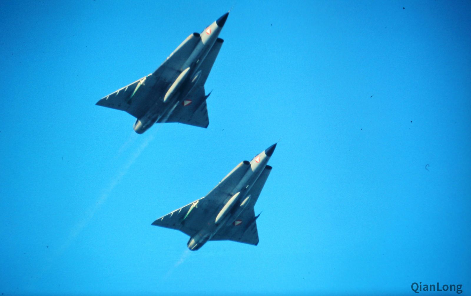 进入英国访问交流的奥地利空军 四机编队向英