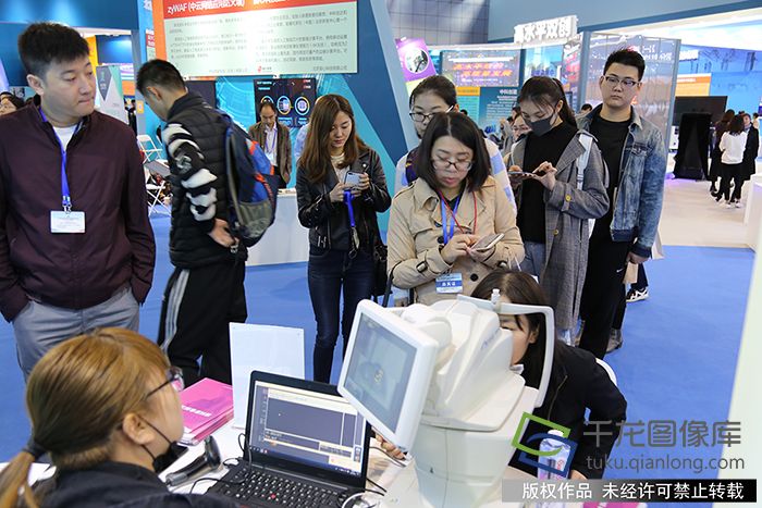 双创周北京会场现场观众进行产品体验3