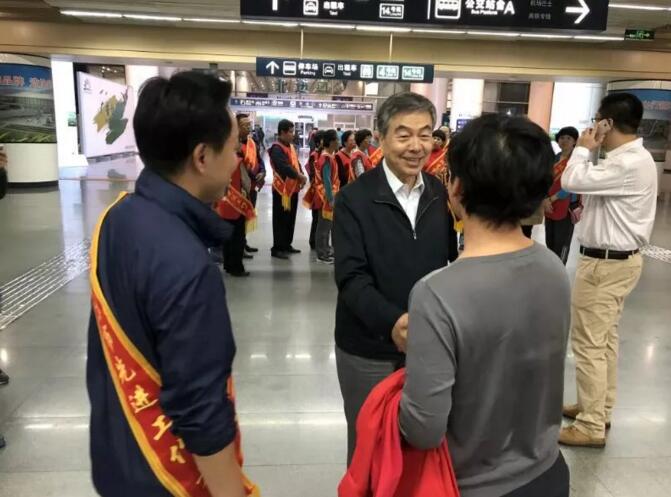 何丕洁会长深夜慰问北京南站服务的慈善义工们