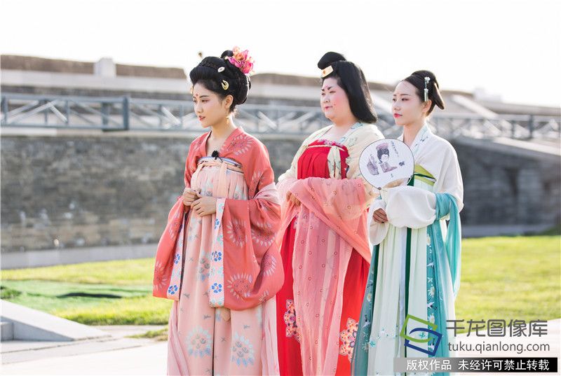 李艺彤录制湖南卫视《快乐哆唻咪》 身着唐装