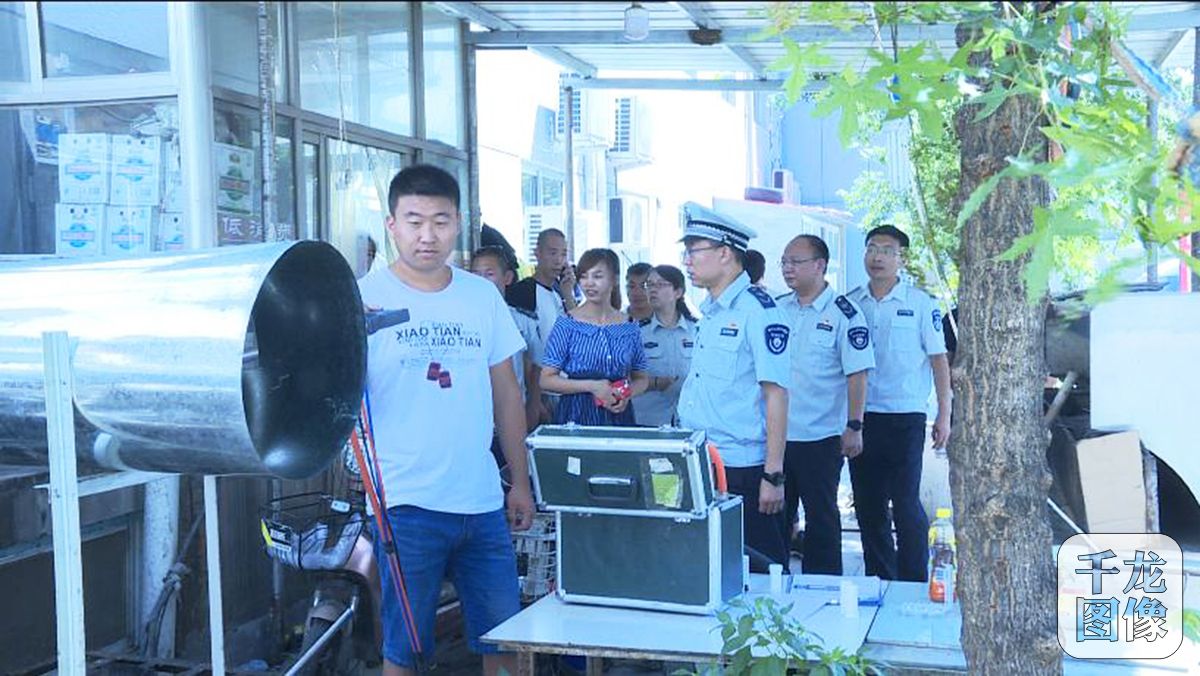 图为北京市房山区环保局加强餐饮油烟监测力度。（摄影/刘海军）