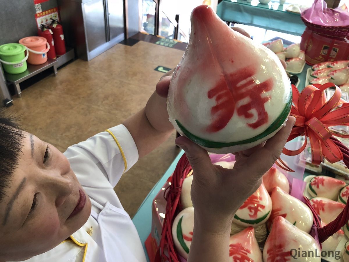 护国寺小吃起源店的工作人员在认真检查每一个寿桃