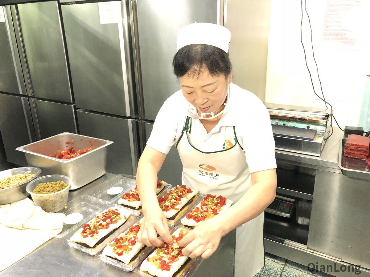 护国寺小吃起源店的厨师正在制作重阳糕