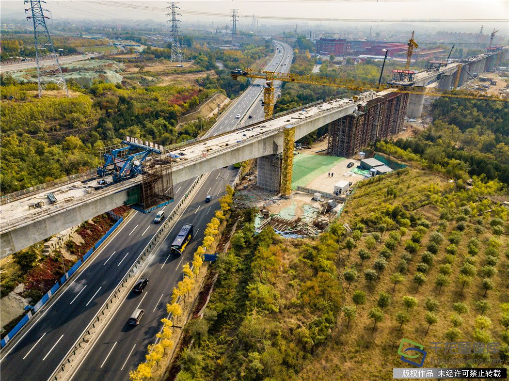 10月21日，京张高铁全线跨度最长的连续梁——南口特大桥跨京藏高速公路连续梁顺利合龙。