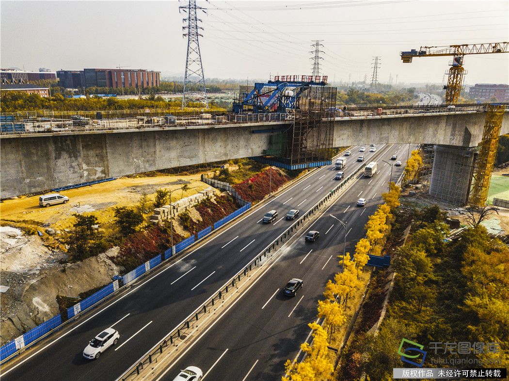 10月21日，京张高铁全线跨度最长的连续梁——南口特大桥跨京藏高速公路连续梁顺利合龙。